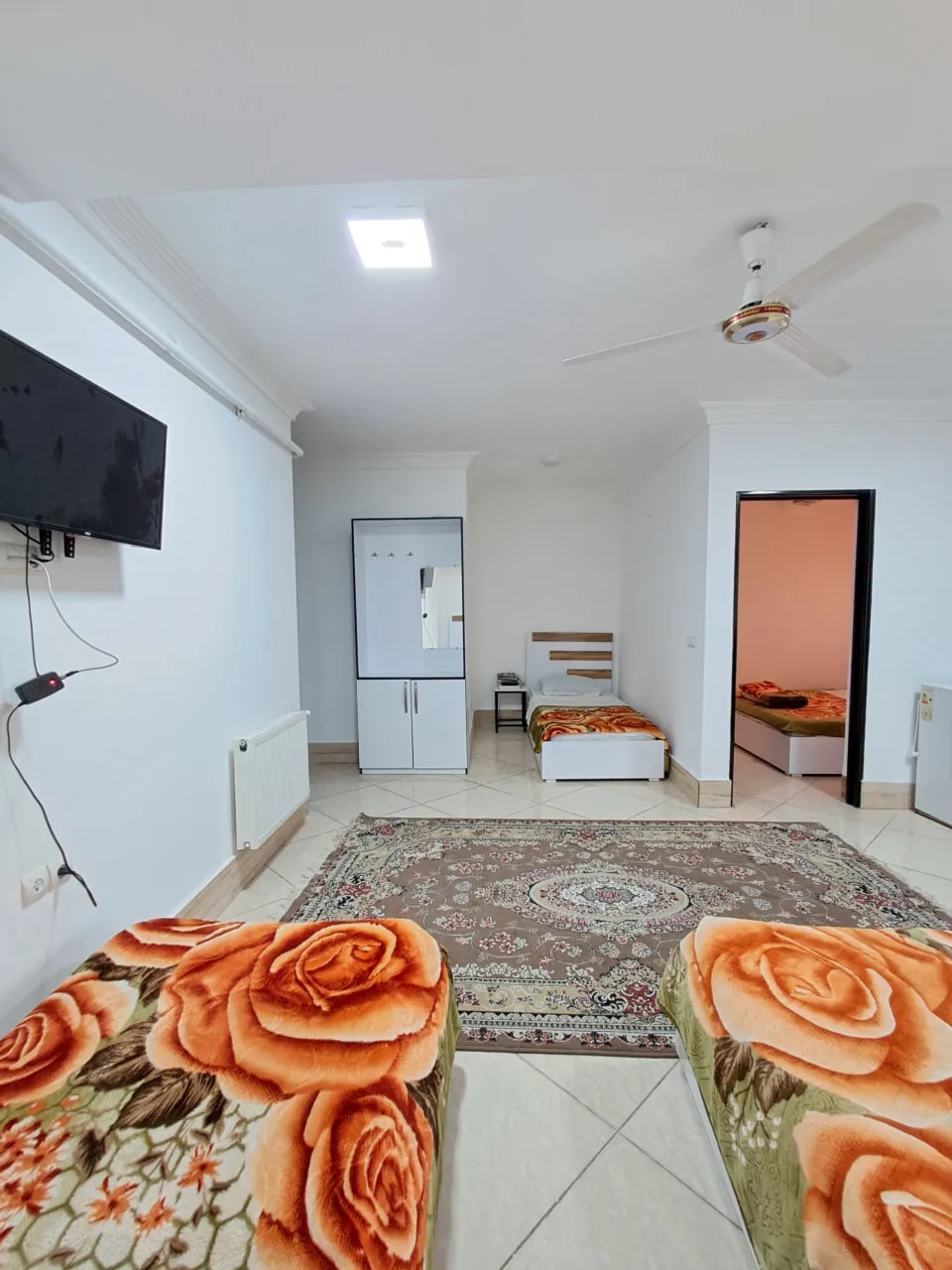 اتاق دو تخته برجیس با روتختی گلدار