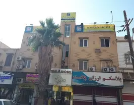 نمای بیرونی هتل طهران با سردر و نخل