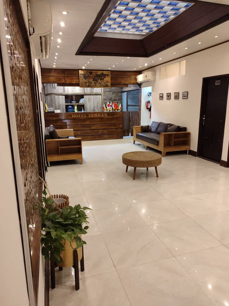 پذیرش چوبی و نشیمن هتل طهران