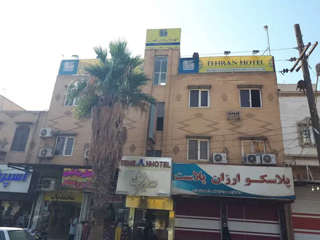 نمای بیرونی هتل طهران با سردر و نخل