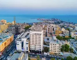 نمای هوایی شهر ساحلی و دریای آبی از هتل آتیلار ۳