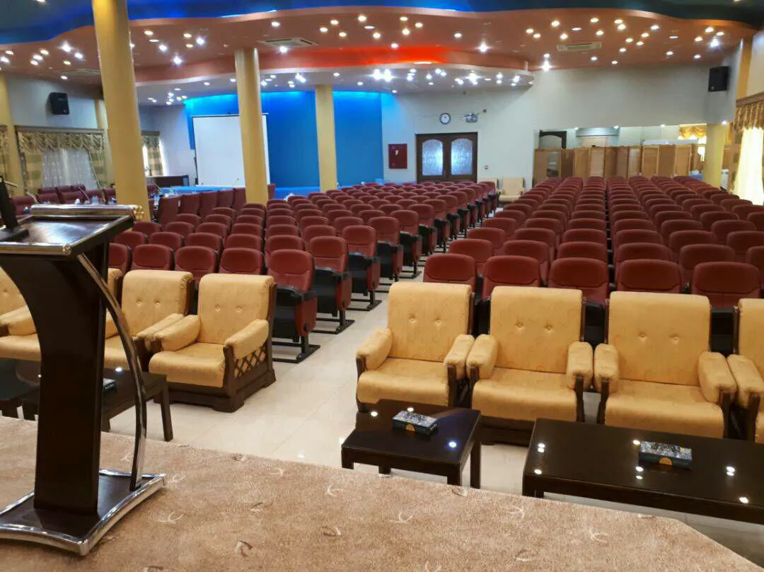 سالن همایش با ردیف صندلی‌های قرمز هتل آتیلار 3