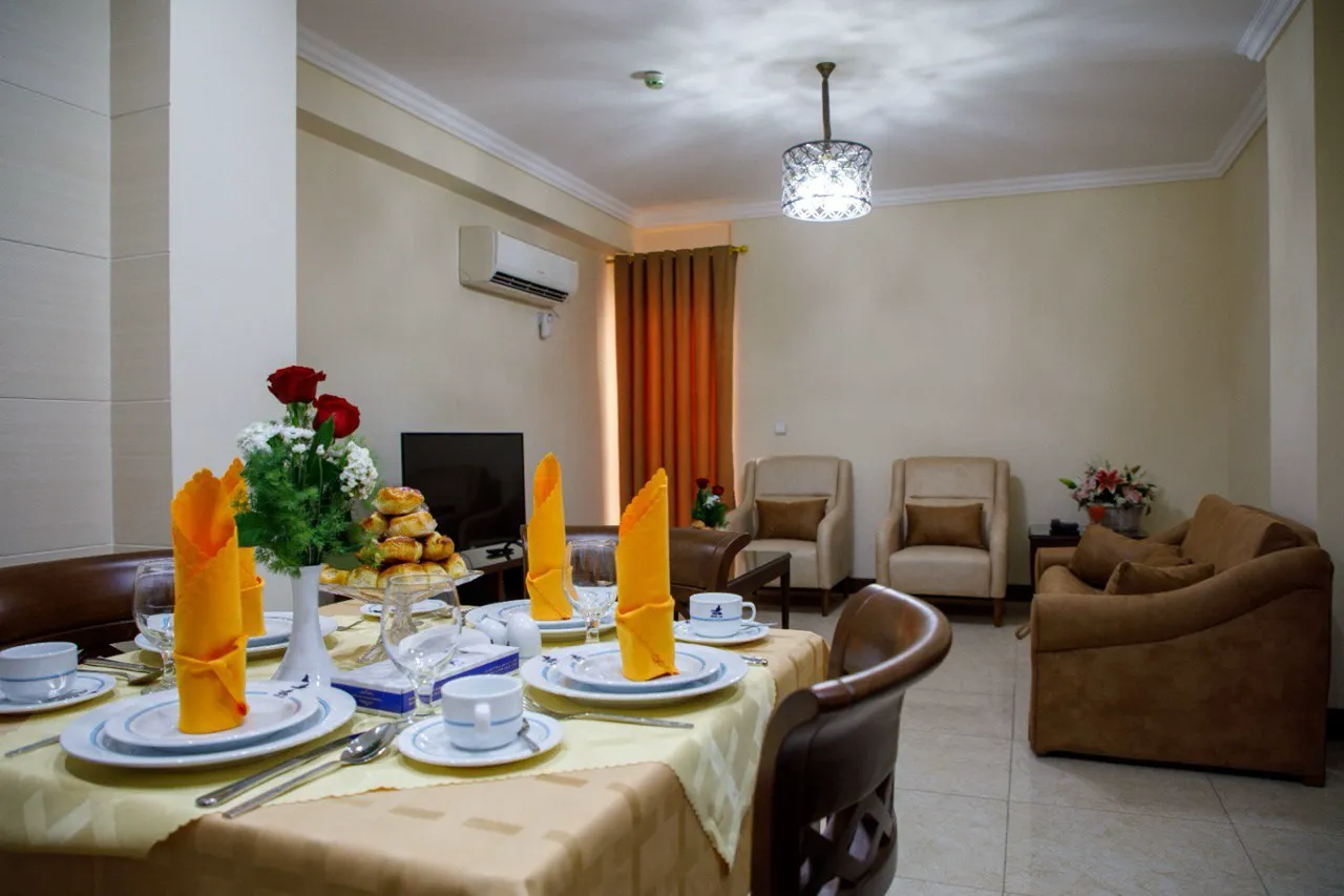 میز غذاخوری چیده‌شده در نشیمن آتیلار ۳