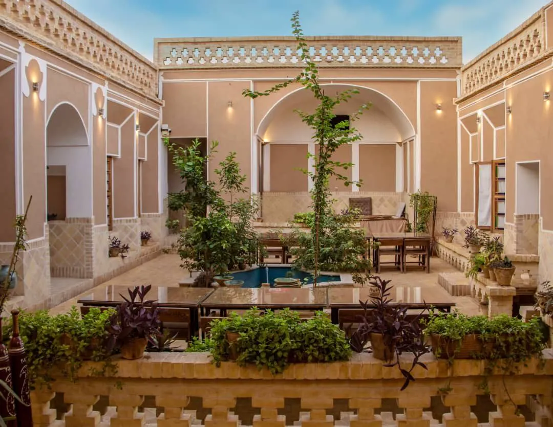 حیاط مرکزی هتل خوان سالار با حوض و باغچه