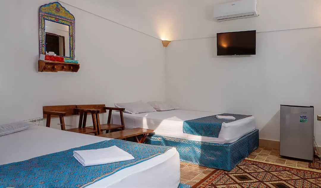 اتاق خوان سالار با دو تخت و فرش طرحدار