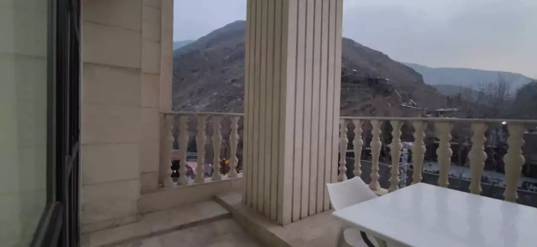 تراس هتل کندلوس با چشم‌انداز کوهستان