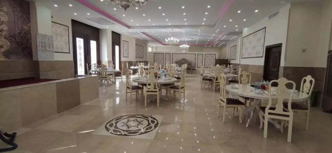 سالن غذاخوری هتل کندلوس با میزهای چیده‌شده