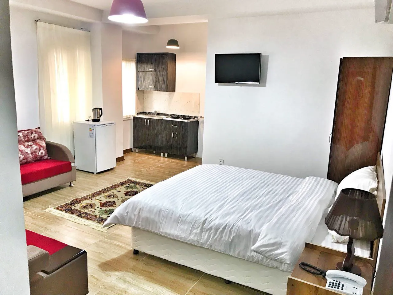 اتاق هتل دوریکا با تخت و آشپزخانه کوچک