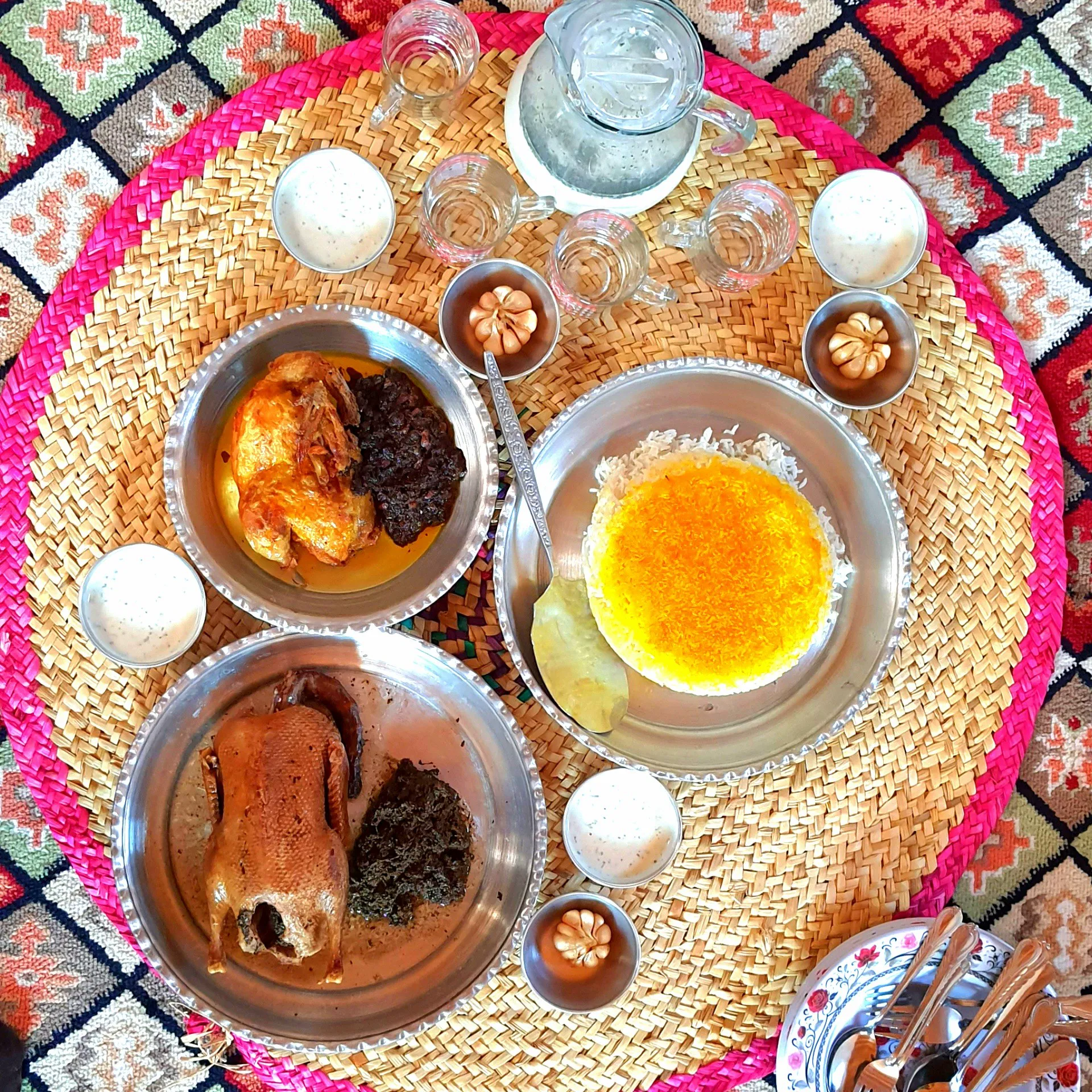 سینی غذای محلی با برنج زعفرانی و خوراک در اقامتگاه کیمه