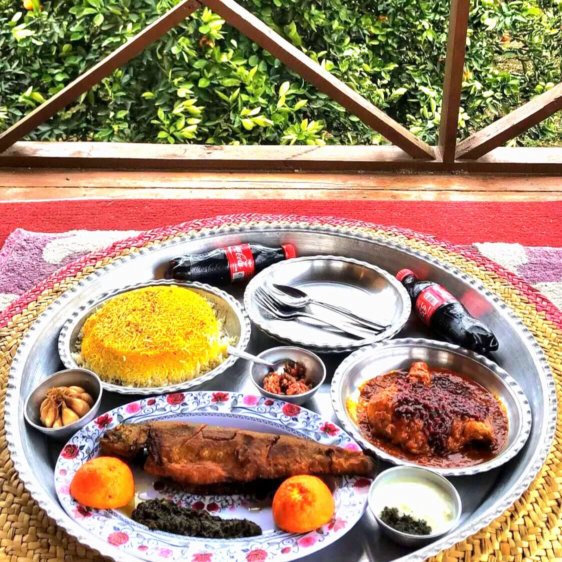 سینی غذای محلی در فضای باز اقامتگاه کیمه