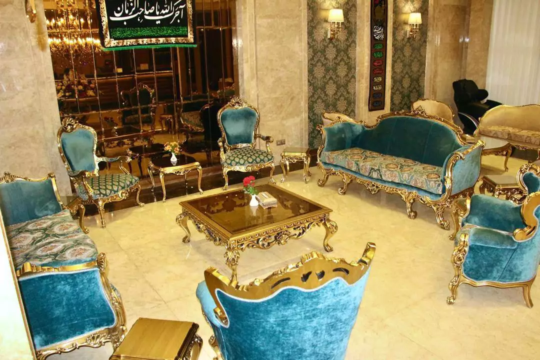 مبلمان فیروزه‌ای و میز طلایی در هتل فارس
