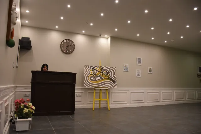 پذیرش هتل روناک با تابلوی هنری