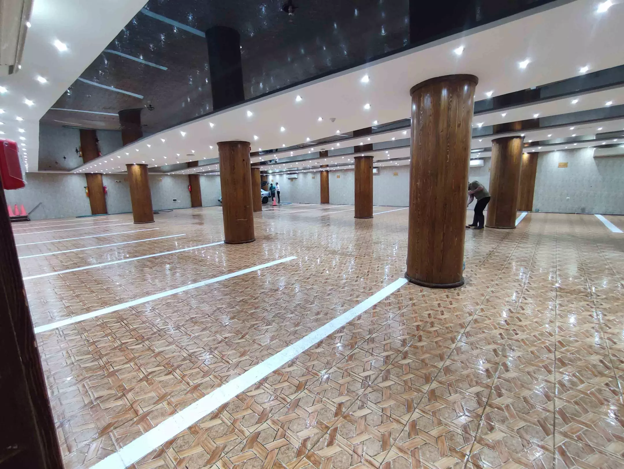 سالن بزرگ هتل کیمیا با کف‌پوش طرح‌دار