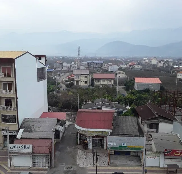 نمای شهر و کوهستان از هتل رادمهر