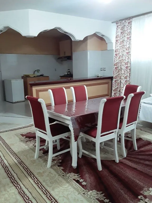 میز ناهارخوری و آشپزخانه اقامتگاه رادمهر