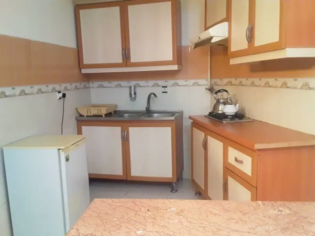 آشپزخانه هتل رادمهر با کابینت و یخچال