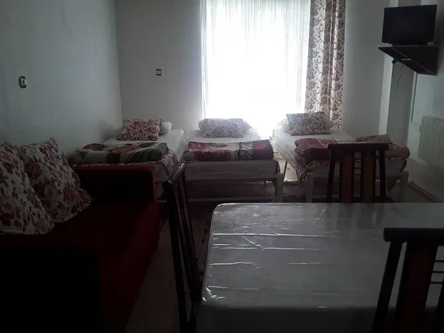 نشیمن اقامتگاه رادمهر با مبل و میز