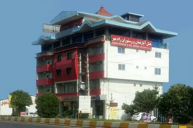 نمای بیرونی هتل رادمهر با نمای قرمز و سفید