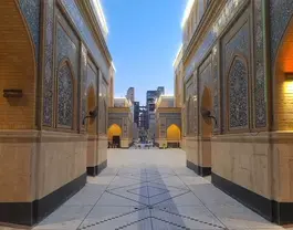 گذرگاه کاشی‌کاری‌شده در محوطه المقام