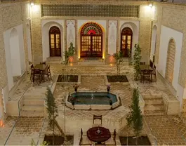 حیاط سنتی هتل کلیاس با حوض مرکزی