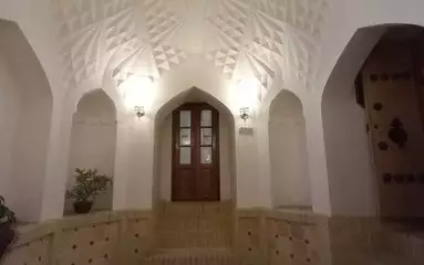 راهروی گنبدی آجری با در چوبی در کلیاس