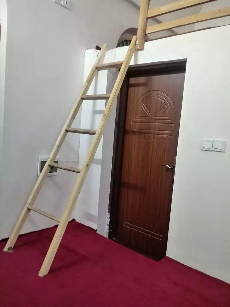 نردبان چوبی و در اتاق هتل کلیاس