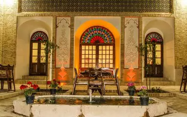 پنجرههای رنگی و حوض آب در فضای داخلی هتل کلیاس