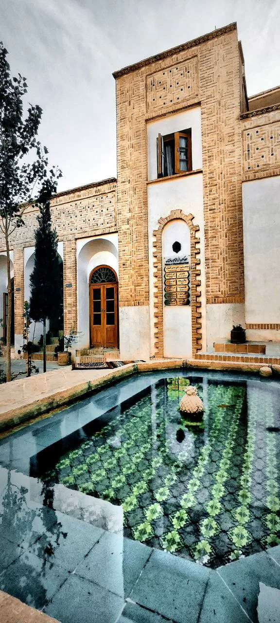 نمای آجری هتل کلیاس در کنار حوض