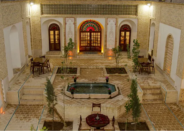 حیاط سنتی هتل کلیاس با حوض مرکزی