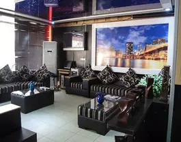 سالن نشیمن هتل آسمان با مبلمان مشکی
