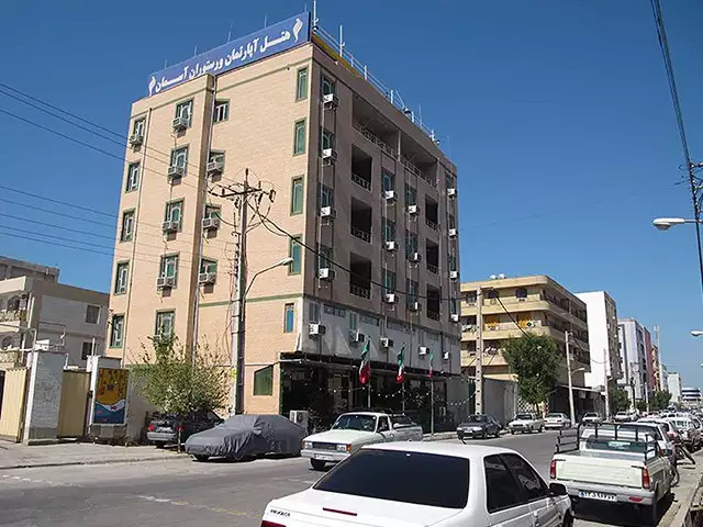 نمای بیرونی ساختمان هتل آسمان از خیابان