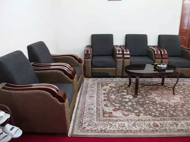 چیدمان مبل‌های تیره و میز در فضای نشیمن هتل آسمان