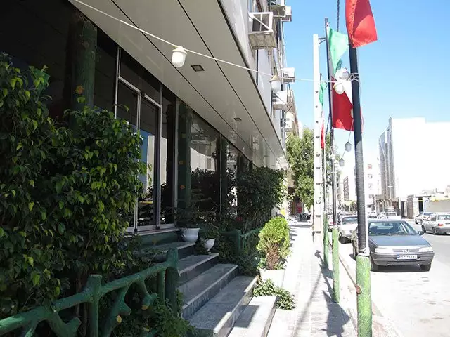 ورودی و نمای بیرونی هتل آسمان با پله و گلدان