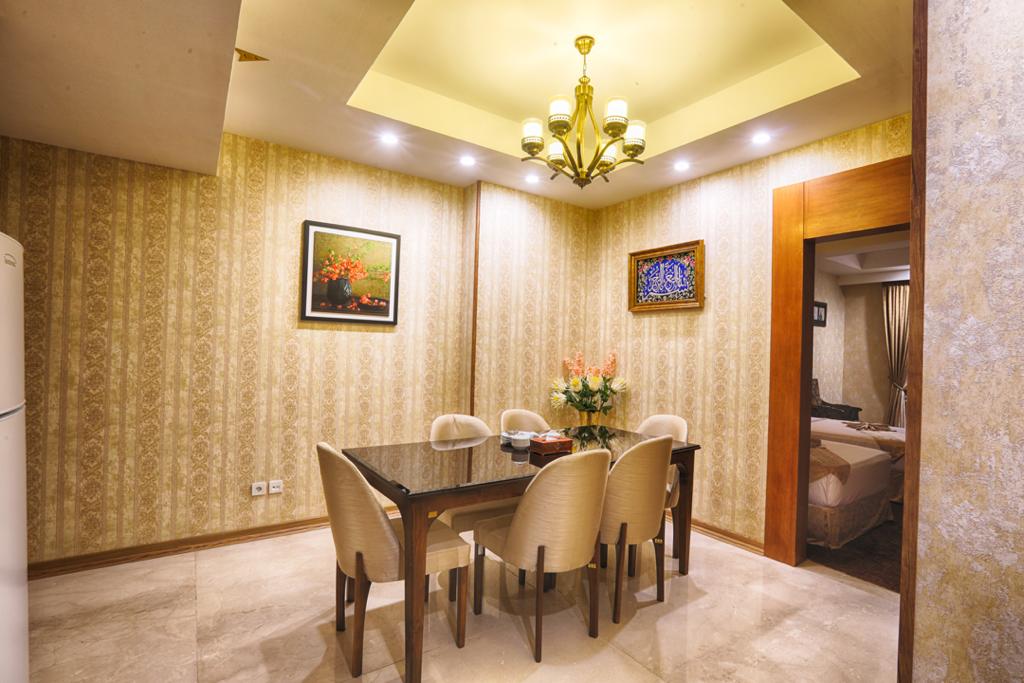 میز غذاخوری و صندلی‌های هتل ضیافت الزهرا