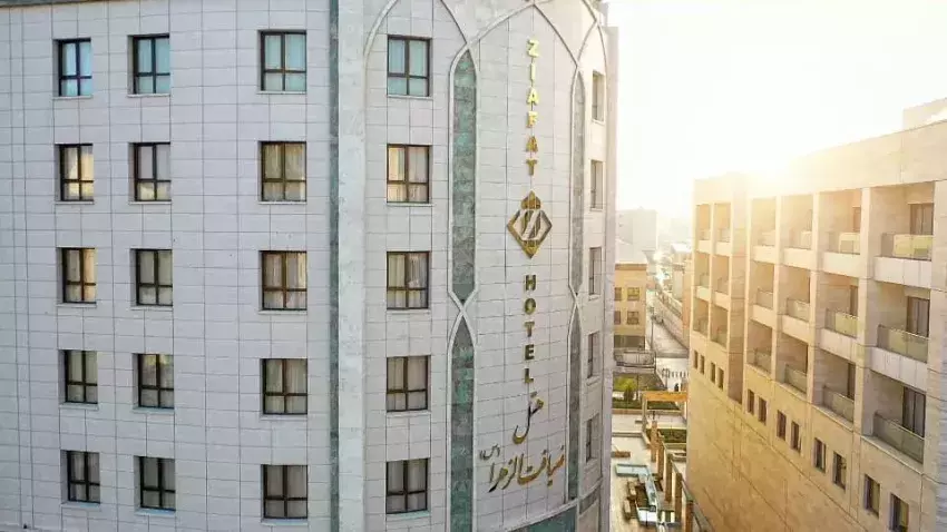 نمای بیرونی هتل ضیافت الزهرا با نمای سنگی