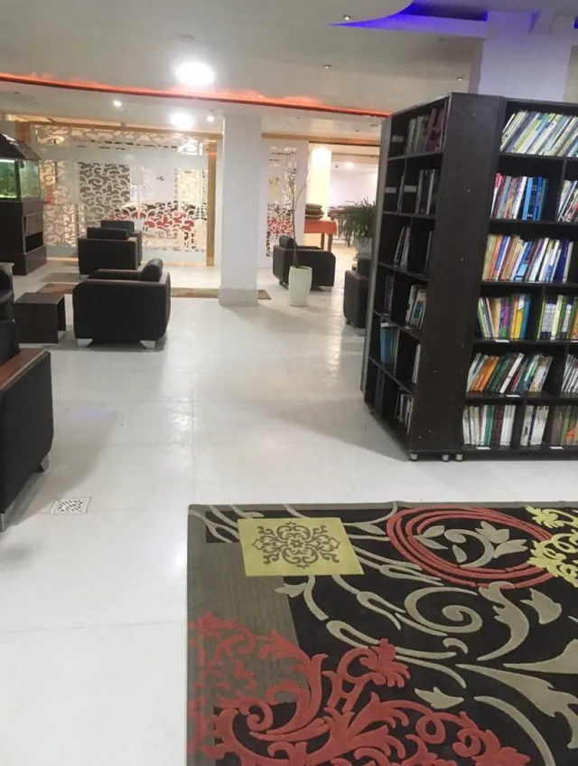 لابی هتل کویر با کتابخانه و مبلمان