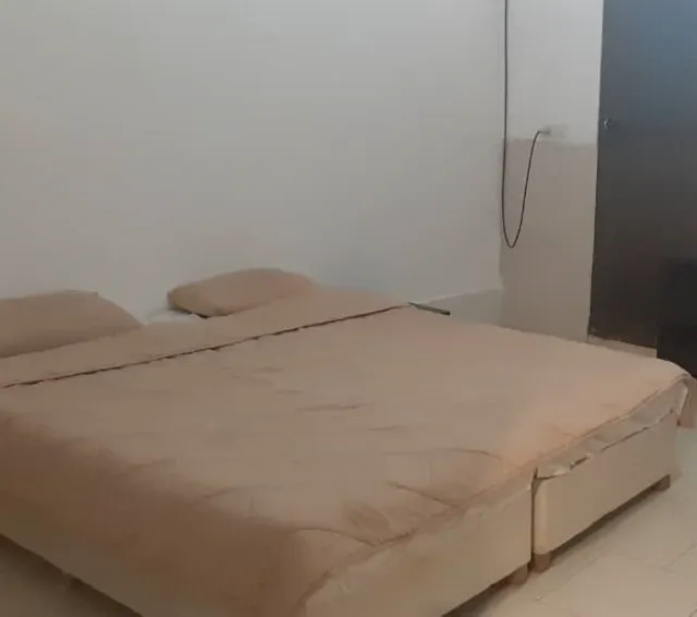 تخت دونفره با روتختی ساده در هتل کویر
